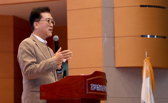 조원휘 대전시의회 의장은 11일 대전에서 열린 사립유치원 교사 안전연수에 참석해 아동학대 및 성폭력 예방 교육을 위한 강연이 진행하고 있다. ⓒ 의회사무국
