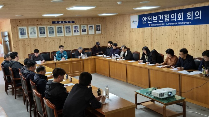 합천군이 재해복구사업단 감리단 사무실에서 지난 집중호우 피해지역의 신속하고 안전한 복구를 위해 '산사태 및 땅밀림 복구사업 안전보건협의체 회의 및 품질·안전관리 교육'을 실시하고 있다. ⓒ 합천군