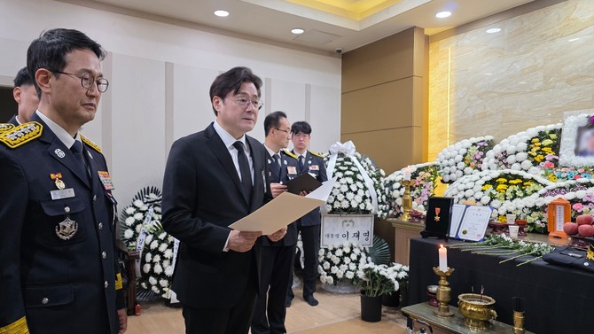 13일 전남 완도군에 마련된 순직 소방관 빈소에서 홍익표 청와대 정무수석이 화마 속에서 숭고한 희생을 한 고인들을 기리는 이재명 대통령의 조전을 낭독하며 애도를 표하고 있다. ⓒ 소방청