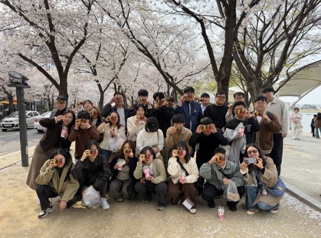 청년들이 '지역문화 체험 활동'에 참가해 수성못에서 벚꽃을 감상하고 필름 카메라로 풍경을 찍은 뒤 기념 촬영을 하고 있다. ⓒ 대구 수성구