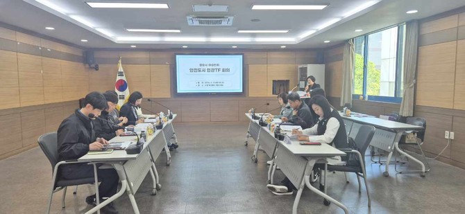 창원시가 시민 누구나 밤낮없이 안심하고 걸을 수 있는 보행 환경을 만들기 위해 '2026년 안심거리 조성사업'을 위한 '창원시 여성친화 안전도시 민관TF 회의'를 개최하고 있다. ⓒ 창원시
