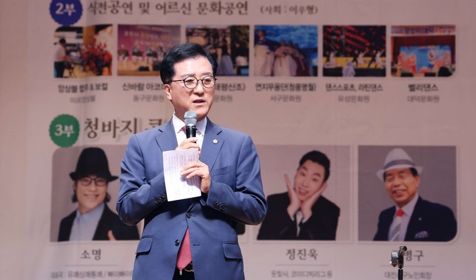 조원휘 의장은 14일 열린 '2026년 어르신 문화프로그램 행사'에 참석해 청바지 콘서트을 진행하고 있다. ⓒ 의회사무국