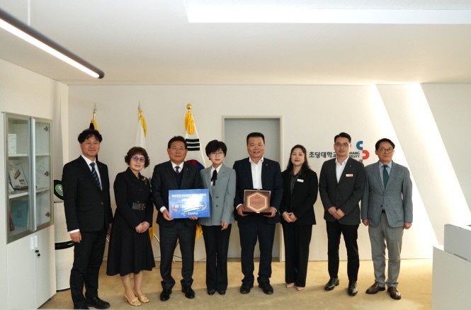 대학발전기금 기탁식 후 목포무안신안축협 문만식 조합장과 초당대학교 서유미 총장이 기념 촬영을 하고 있다. ⓒ 무안군