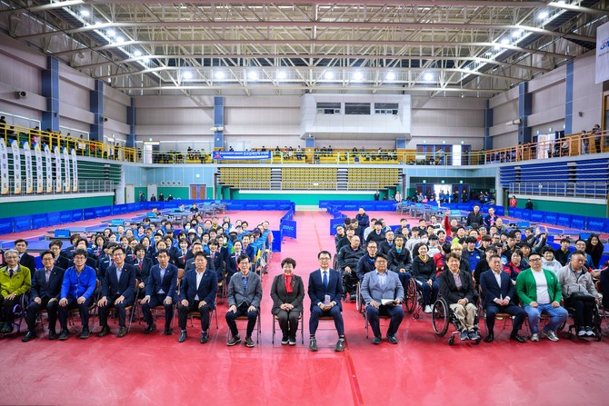 남해군이 남해실내체육관에서 열린 '제8회 경남도장애인탁구협회장배 전국장애인탁구대회'를 개최하고 기념촬영을 하고 있다. ⓒ 남해군