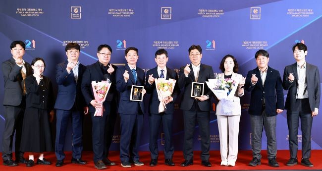 울진군은 지난 14일 서울 신라호텔 다이너스티홀에서 열린 '2026 대한민국 대표브랜드 대상' 시상식에서 수소산업도시 부문 4년 연속 대상과 교육도시 부문 대상을 동시에 수상했다. ⓒ 울진군