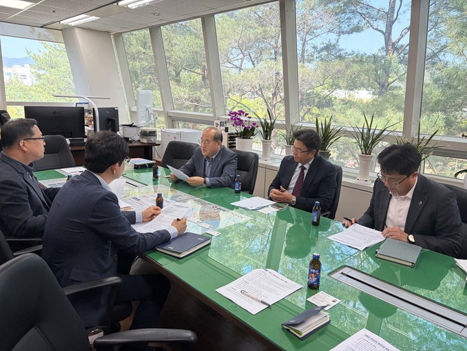 남해군이 경남신용보증재단과 보증재단 본점에서 지역 소상공인 금융지원 강화를 위한 간담회를 개최하고 있다. ⓒ 남해군