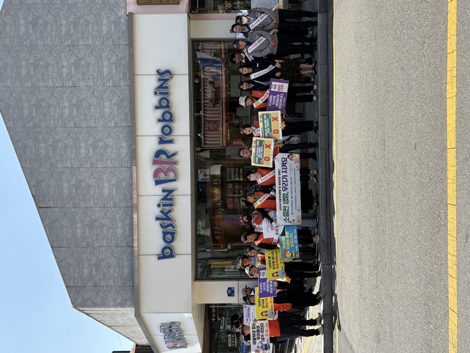 남해군이 남해읍 사거리 일원에서 남해군아동위원협의회, 남해경찰서, 남해군정신건강복지센터, 인애복지재단 등 40여 명이 참여한 가운데 생명존중 캠페인을 실시하고 기념촬영을 하고 있다. ⓒ 남해군