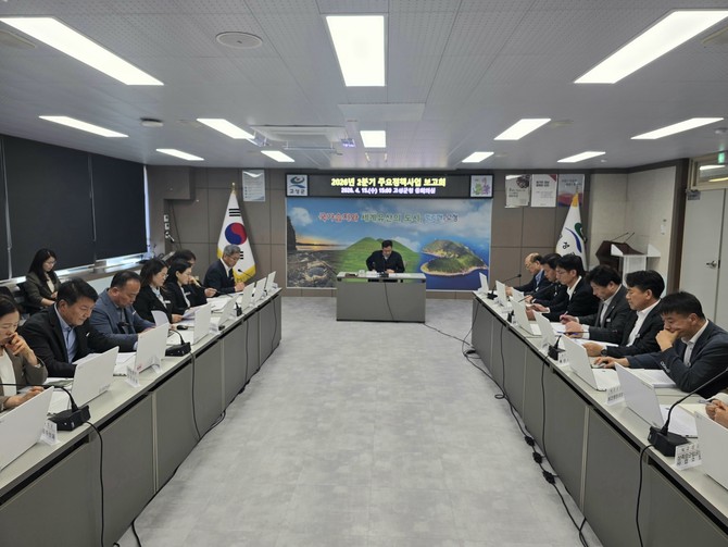 고성군이 군청 중회의실에서 ‘2026년 2분기 고성군 주요 정책사업 보고회’를 개최하고 있는 사진. ⓒ 고성군