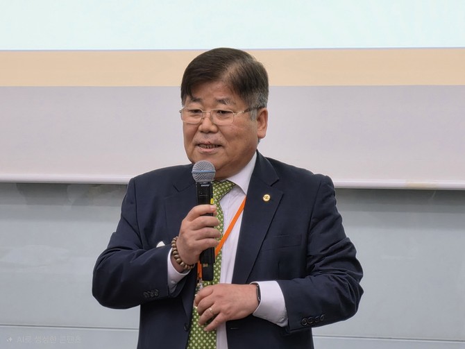 이이재 이사장이 세미나 시작에 앞서 기념사를하고 있다. = 김상준 기자