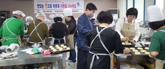 사랑의 빵 나눔 봉사회가 지난 20일 '맛있는 빵으로 이웃과 사랑을 니누어요' 프로그램을 통해 지역 장애인들과 함께 빵 나눔 봉사를 실시했다. ⓒ 영천시