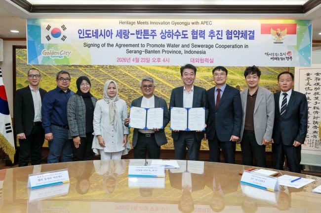 최혁준 경주시장 권한대행과 인도네시아 상수도 공기업 '페룸다 티르타 알 반타니 카부파텐 세랑' 관계자들이 23일 시청 대외협력실에서 상하수도 협력 양해각서(MOU)를 체결한 뒤 기념촬영을 하고 있다. ⓒ 경주시