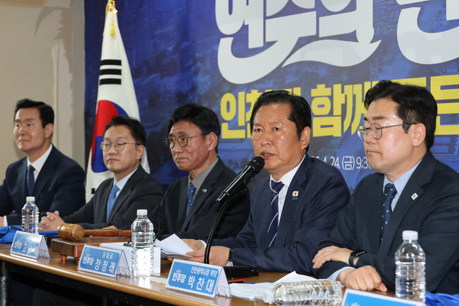 인천에서 현장 최고위원회의 하는 정청래 대표. ⓒ 연합뉴스