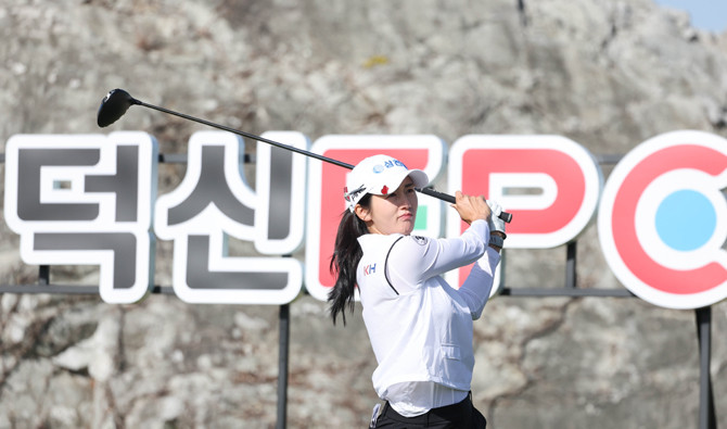 이세희가 '제2회 덕신EPC 챔피언십' 1라운드 10번홀에서 티샷을 하고 있다. ⓒ KLPGA