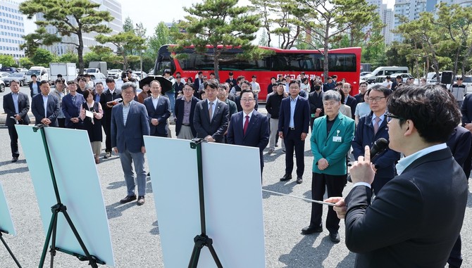3칸 굴절차량의 본격 운행 도입을 앞두고 이장우 시장이 합동점검을 실시하고 있다. ⓒ 대전시