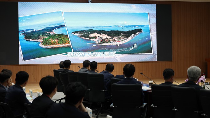 30일 도청에서 보령시, 섬비엔날레 조직위원회와 함께 '2027 제1회 섬비엔날레 추진상황보고회'를 개최하고 있다. ⓒ 충남도