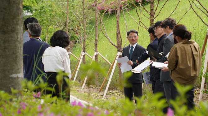 박은식 산림청장(오른쪽 다섯번째)이 30일 세종특별자치시 아름동 기후대응 도시숲에서 지방정부 관계자들과 함께 현장을 점검하고 있다. ⓒ 산림청