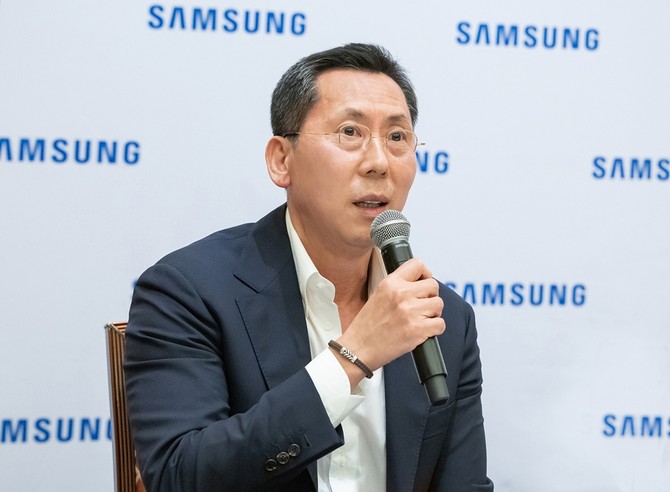 미국 라스베이거스 CES 2025 현장에서 열린 국내 기자간담회에서 삼성전자 글로벌마케팅실장 이원진 사장이 기자들의 질문에 답변을 하는 모습. ⓒ 삼성전자