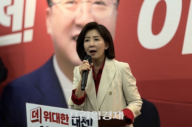 5일 국민의힘 이장우 대전시장 후보 선거사무소 개소식에서 나경원 의원이 지원 연설에 나서고 있다. =오영태