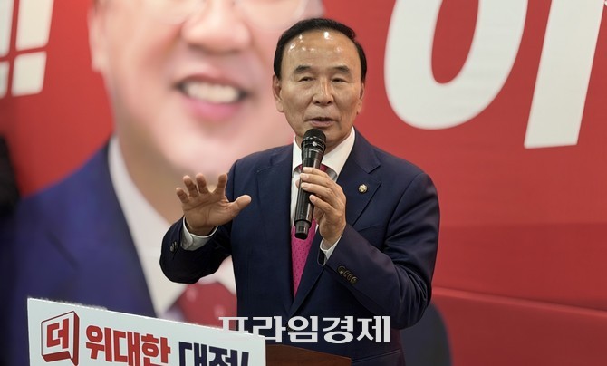 이장우 대전시장 후보 선거사무소 개소식에서 지원 연설하고 있는 박덕흠 의원. =오영태