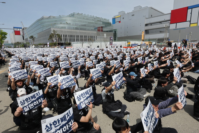 지난달 23일 경기 평택시 삼성전자 평택캠퍼스 앞에서 열린 삼성전자 노동조합 공동투쟁본부의 '투명하게 바꾸고, 상한폐지 실현하자-4/23 투쟁 결의대회'에서 조합원들이 구호를 외치고 있다. ⓒ 연합뉴스