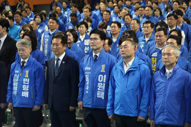 정청래 대표, 김원이 전남도당위원장, 양부남 광주시당위원장과 민주당 공천자들. =민주당 전남도당