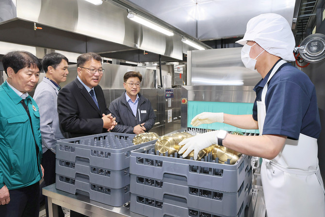 장금용 창원시장 권한대행이 의창구 북면에 위치한 '다회용기 세척장'을 방문해 시설 운영 현황을 점검하고, 현장 근로자들을 격려하고 있다. ⓒ 창원시