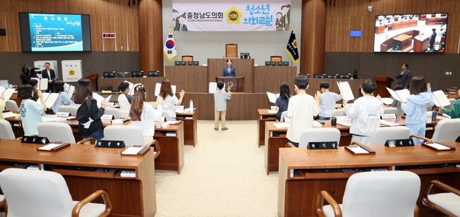 14일 천안 신방초등학교 학생 26명과 지도교사 4명이 참여한 가운데 청소년 의회교실을 개최하고 있다. ⓒ 의회사무국