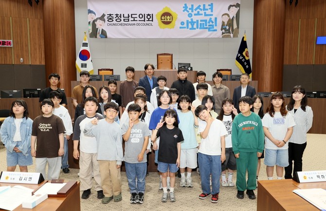 14일 천안 신방초등학교 학생 26명과 지도교사 4명이 참여한 가운데 청소년 의회교실을 개최 후 기념촬영을 하고 있다. ⓒ 의회사무국