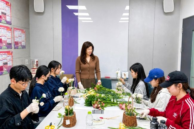 직업이음센터가 주관하는 소외계층 청소년을 위한 '꿈을 잇다, 미래를 열다' 직업진로체험 프로그램에서 참여자들이 꽃으로 전하는 감사 프로그램에 참여하고 있다. ⓒ 대구보건대학교