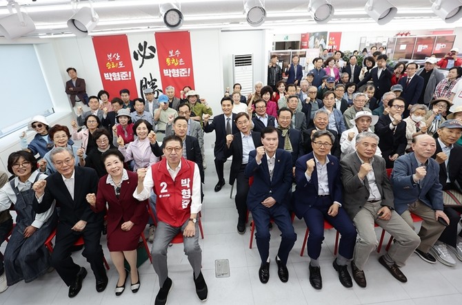 15일 국민의힘 박형준 부산시장 후보선거사무실에 지역 인사들이 모여 교육발전을 위한 간담회를 진행했다. ⓒ 박형준후보선거캠프