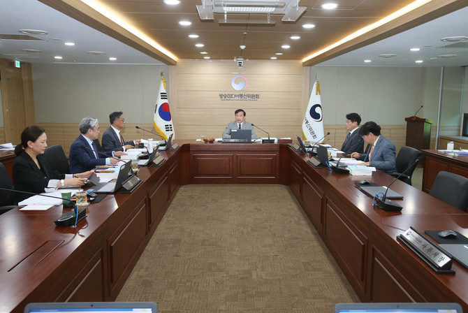 김종철 방송미디어통신위원장이 15일 정부과천청사에서 '2026년 제10차 전체회의'를 열고 있다. ⓒ 방송미디어통신위원회