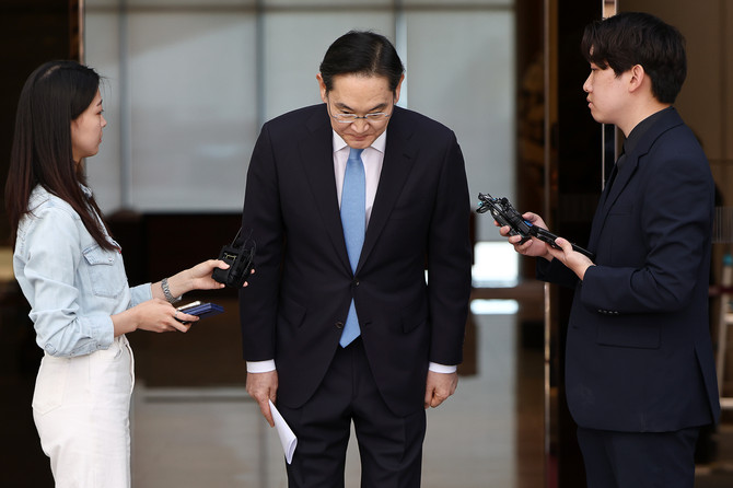 해외 출장을 마치고 급거 귀국한 이재용 삼성전자 회장이 16일 서울 김포비즈니스항공센터(SGBAC)에서 머리 숙여 사죄 인사를 하고 있다. ⓒ 연합뉴스