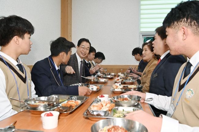 임종식 경북교육감 후보가 학교 안팎의 소통을 강화하는 '경북형 교육 거버넌스 구축' 공약을 발표했다. 사진은 학생들과 식사하고 있는 모습. ⓒ 임종식 선거사무실