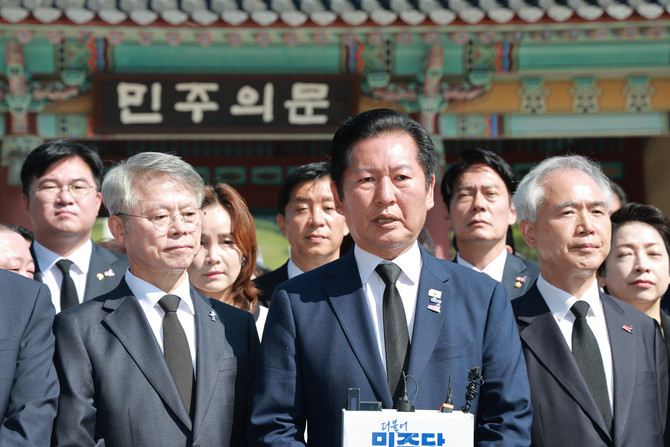 정청래 더불어민주당 대표가 광주 북구 국립 5·18민주묘지를 참배 후 발언하고 있다. ⓒ 연합뉴스
