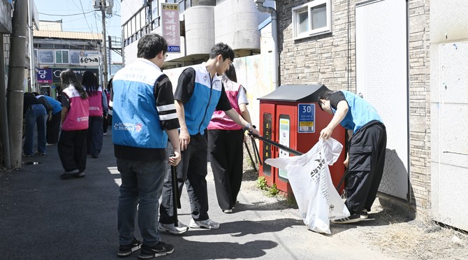 한국 중부발전 보령발전본부 직원들이 전통시장 주변에서 환경정화 활동을 하고 있다. ⓒ 보령발전본부