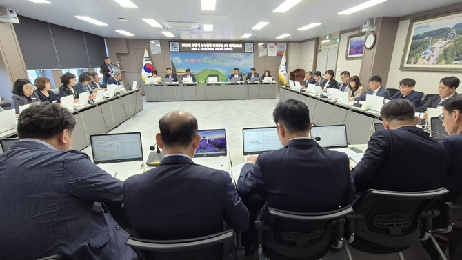 고성군이 군청 중회의실에서 부군수 주재로 전 부서장이 참석한 가운데 지역경제 활성화와 민생안정을 위해 '2026년 상반기 신속집행 성과향상 대책 2차 보고회'를 개최하고 있다. ⓒ 고성군