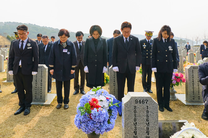 이재명 대통령과 김혜경 여사가 지난 3월27일 대전 유성구 국립대전현충원에서 열린 제11회 서해수호의 날 기념식에 앞서 전사자 묘역을 찾아 참전 장병의 묘소를 참배하고 있다. ⓒ 청와대