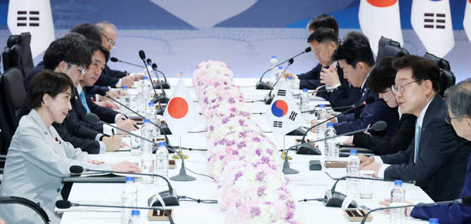 다카이치 총리는 "일한관계의 기조를 꾸준히 발전시켜 양국이 인도태평양 지역의 안정화에 있어 중추적 역할을 해나가는 것이 매우 중요하다"고 했다. ⓒ 연합뉴스