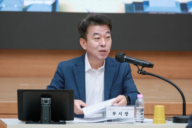 최혁준 경주시장 권한대행이 19일 시청 알천홀에서 열린 5월 확대간부회의를 주재하며 주요 현안사업 추진 방향을 설명하고 있다. ⓒ 경주시