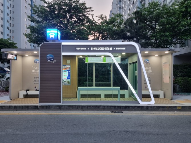 통영시가 대중교통 환경개선을 위해 관내 총 407개소에 달하는 승강장과 307개의 온열의자를 대상으로 전수조사를 실시하고, 일제 정비를 실시하고 있다. ⓒ 통영시