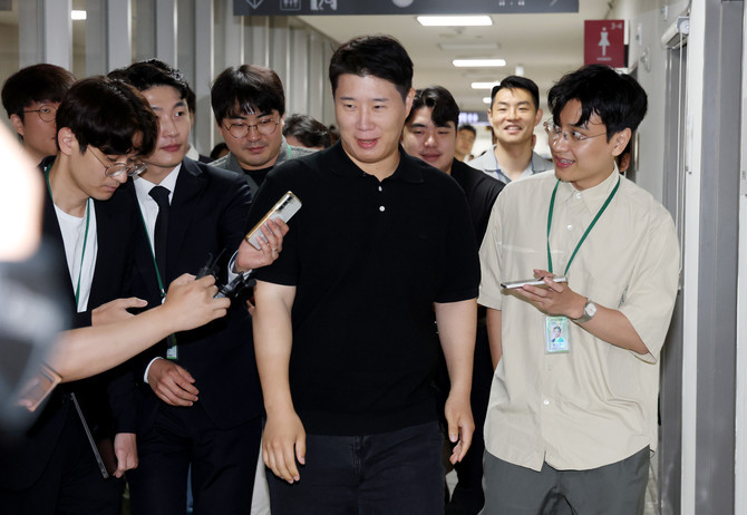 최승호 삼성그룹 초기업노동조합 삼성전자지부 위원장이 총파업 예고시점을 하루 앞둔 20일 정부세종청사 중앙노동위원회에서 열린 3차 사후조정 회의에 참석한 뒤 회의장을 나가며 취재진의 질문을 받고 있다. ⓒ 연합뉴스