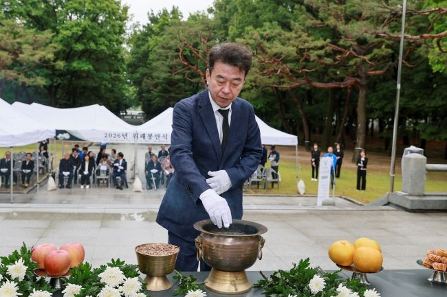 최혁준 경주시장 권한대행이 21일 황성공원 충혼탑에서 열린 위패봉안식에서 분향하고 있다. ⓒ 경주시