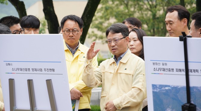 박은식 산림청장(가운데)이 21일 경남 김해시 봉하마을 주변 소나무재선충병 방제현장을 살피며 철저한 방제를 당부하고 있다. ⓒ 산림청