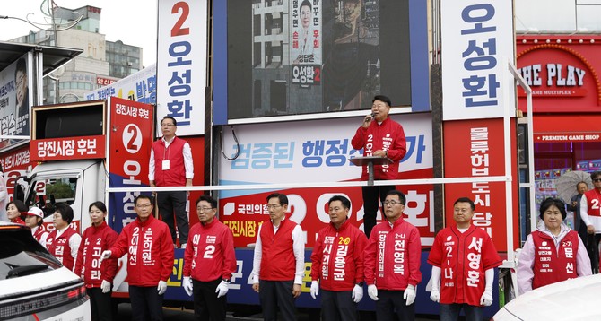 오성환 당진시장 후보가 21일 당진 구터미널 로터리 앞에서 출정식을 갖고 6·3 전국동시지방선거 레이스에 돌입했다. ⓒ 선거 캠프