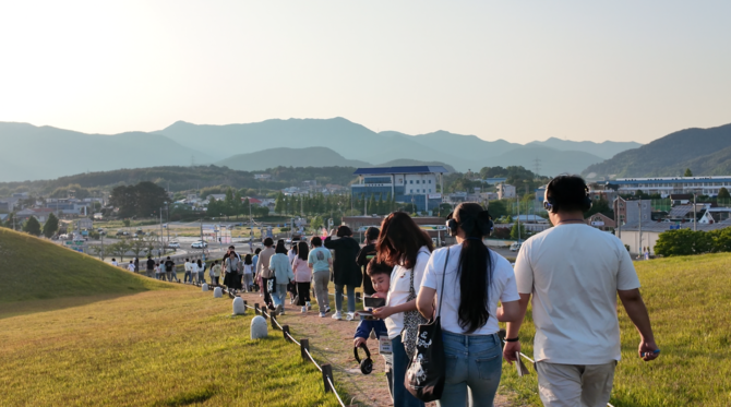 고성군이 송학동 고분군 일원에서 2026년 세계유산 활용 프로그램 '생생한 가야'의 첫 번째 행사를 개최하고 있다. ⓒ 고성군