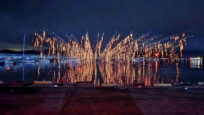 광암항 해상서 펼쳐지는 '2026 진동불꽃낙화축제' 사진. ⓒ 창원시