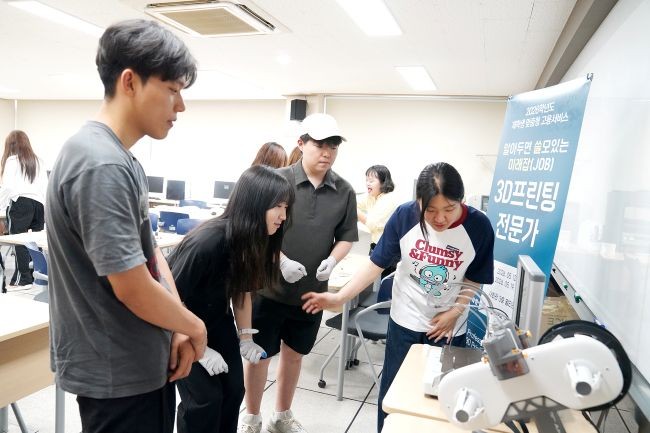 학생들이 3D프린터를 활용해 제품을 만들고 있다. ⓒ 영남이공대학교