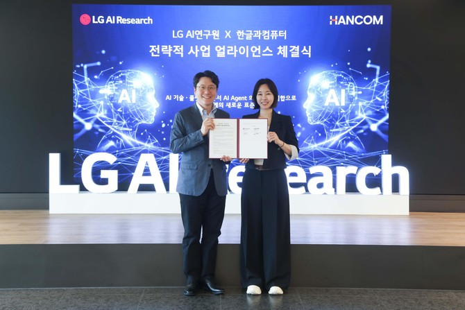 서울 마곡 LG AI연구원 사옥에서 김연수 한컴 대표(사진 오른쪽)와 임우형 LG AI연구원 원장이 함께 전략적 사업 얼라이언스 협약을 체결했다. ⓒ 한컴