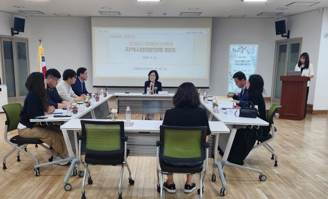 문경시 치매안심센터는 22일 지역사회협의체 위원 8명이 참석한 가운데 치매관리사업 활성화를 위한 '2026년 상반기 지역사회협의체 회의'를 개최했다. ⓒ 문경시