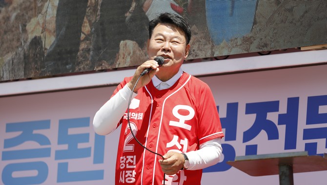22일 당진종합병원 사거리와 거산 삼거리에서 거리유세를 진행하고 있는 오성환 후보. ⓒ 선거 캠프